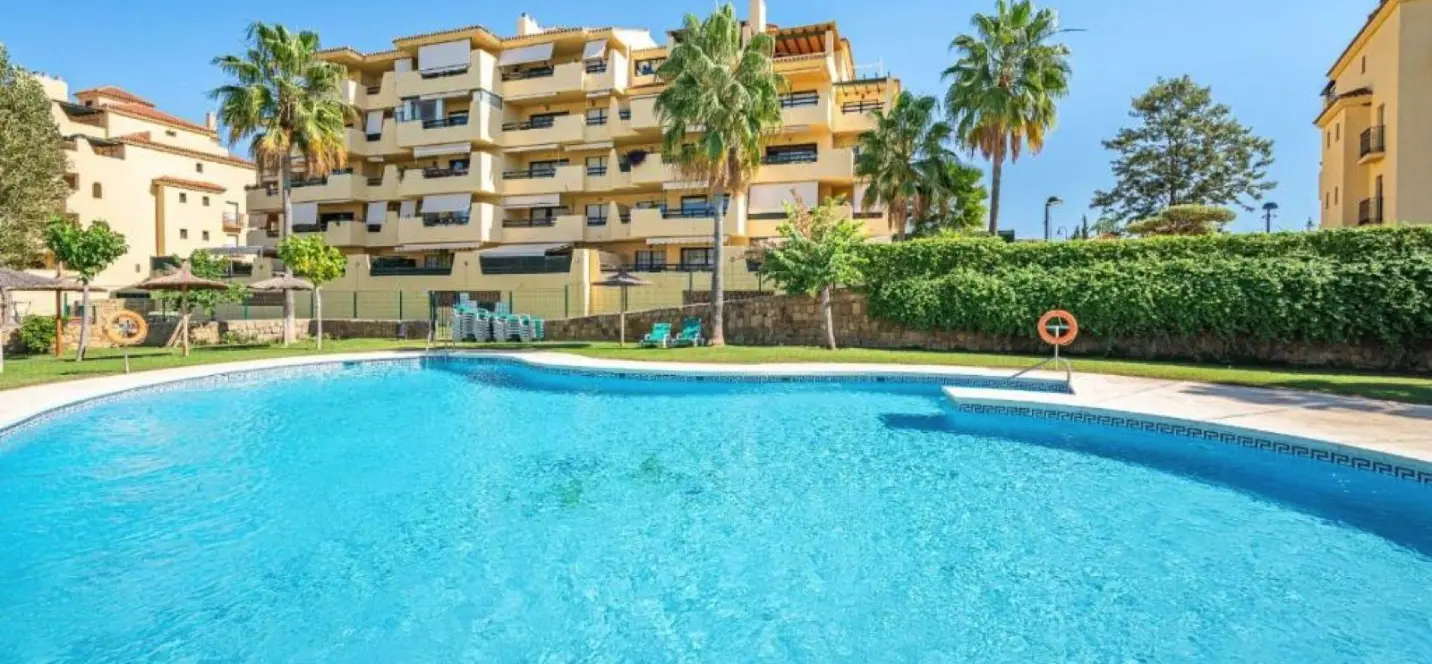 Продажа апартаментов на первом этаже в Estepona 0