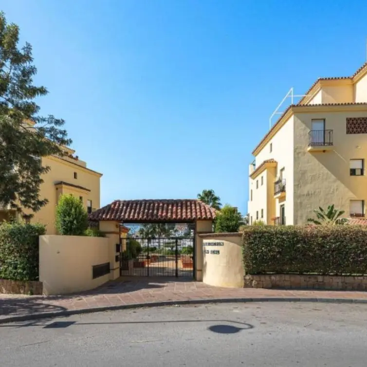 Продажа апартаментов на первом этаже в Estepona