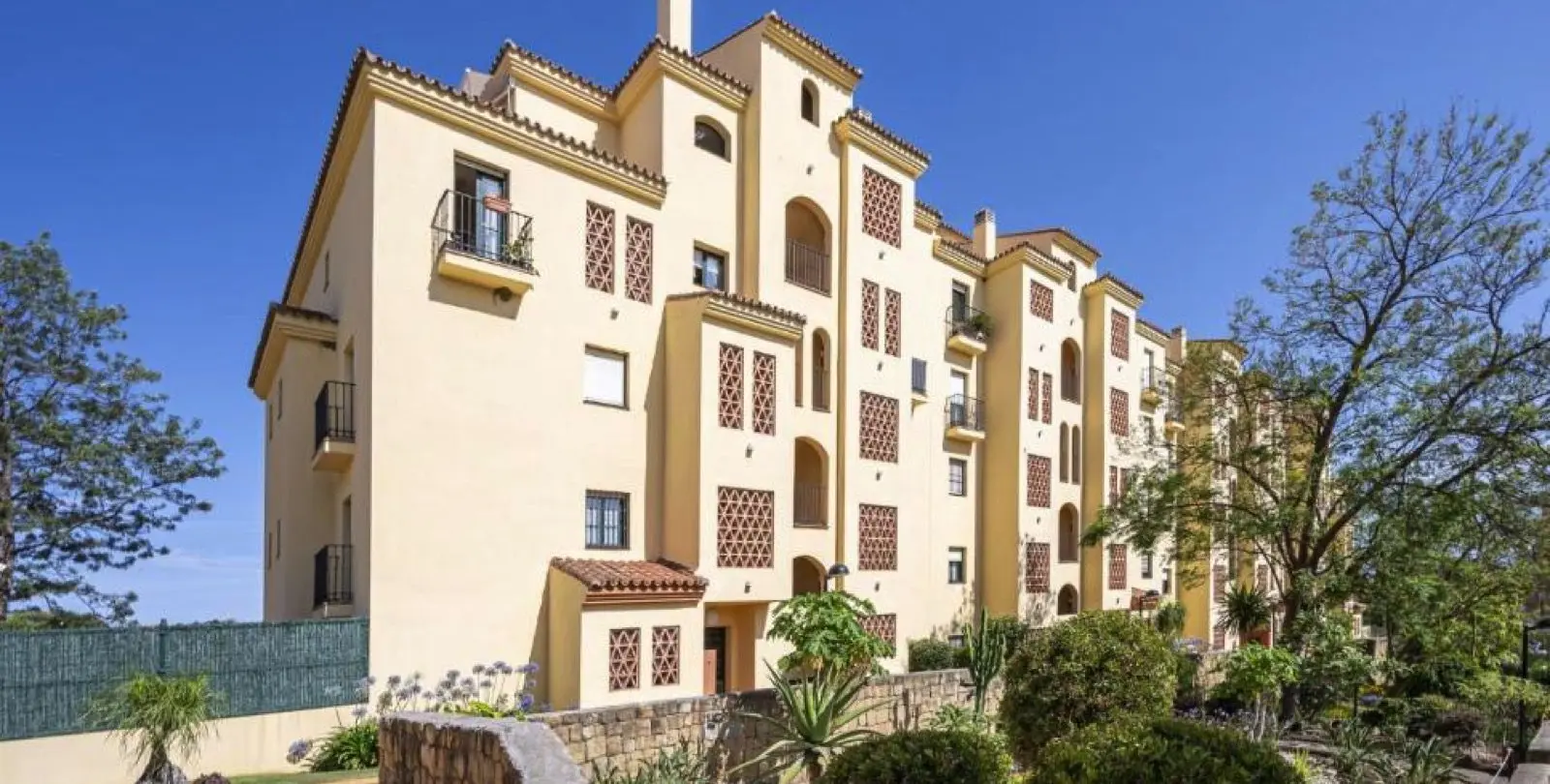 Продажа апартаментов на первом этаже в Estepona 3