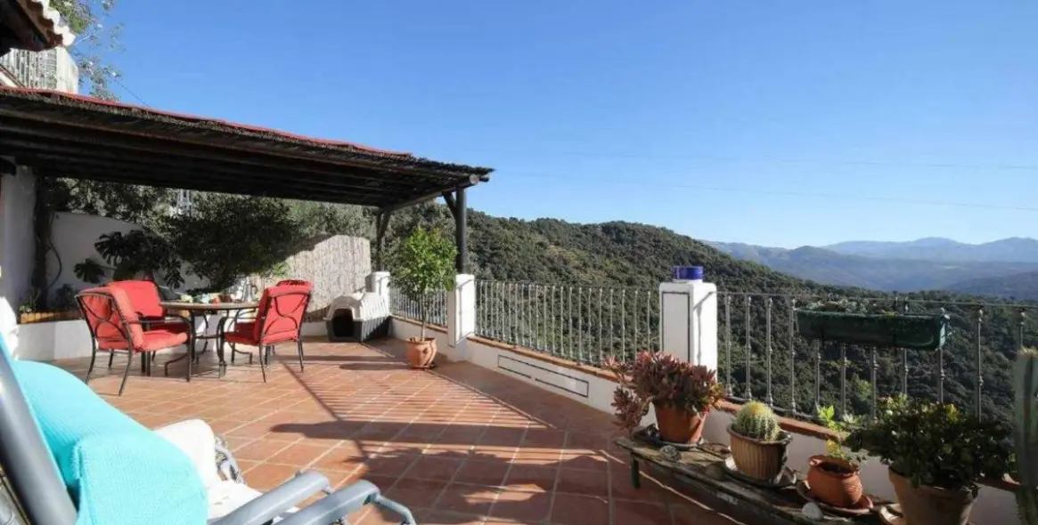 Sale of apartment complex in Benalauría 1