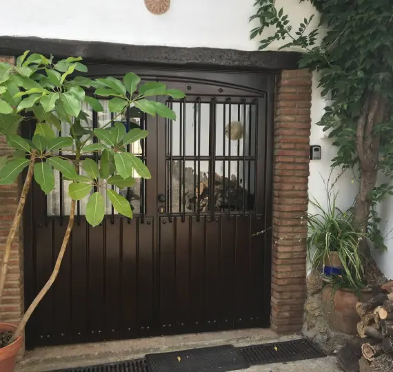 Apartment complex R5163940