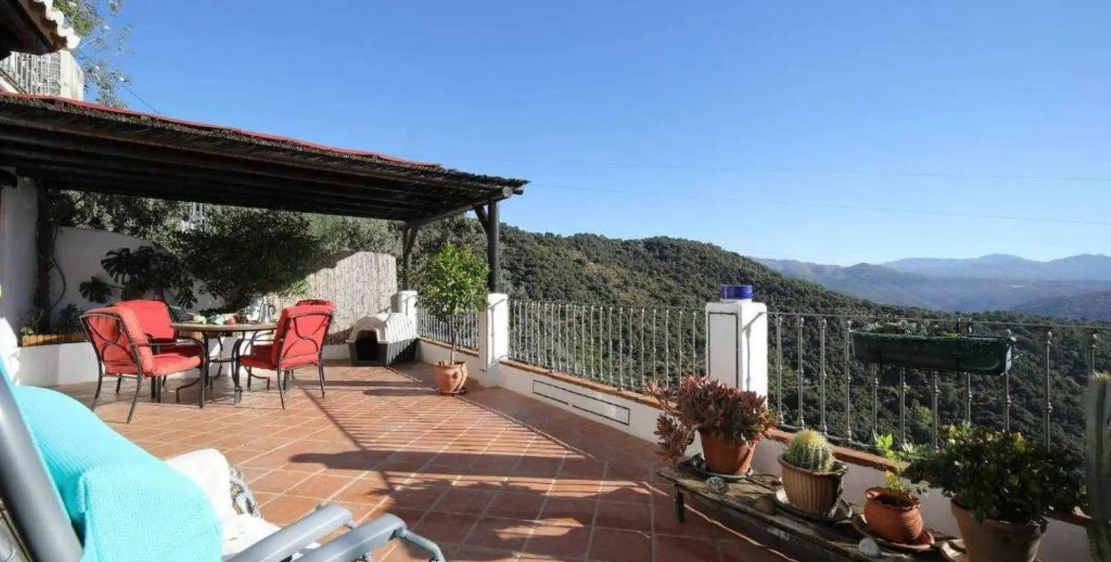 Sale of apartment complex in Benalauría 1