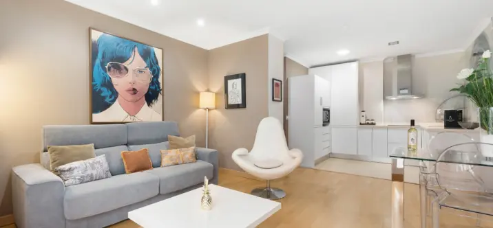 Sale of middle floor apartment in Málaga 3