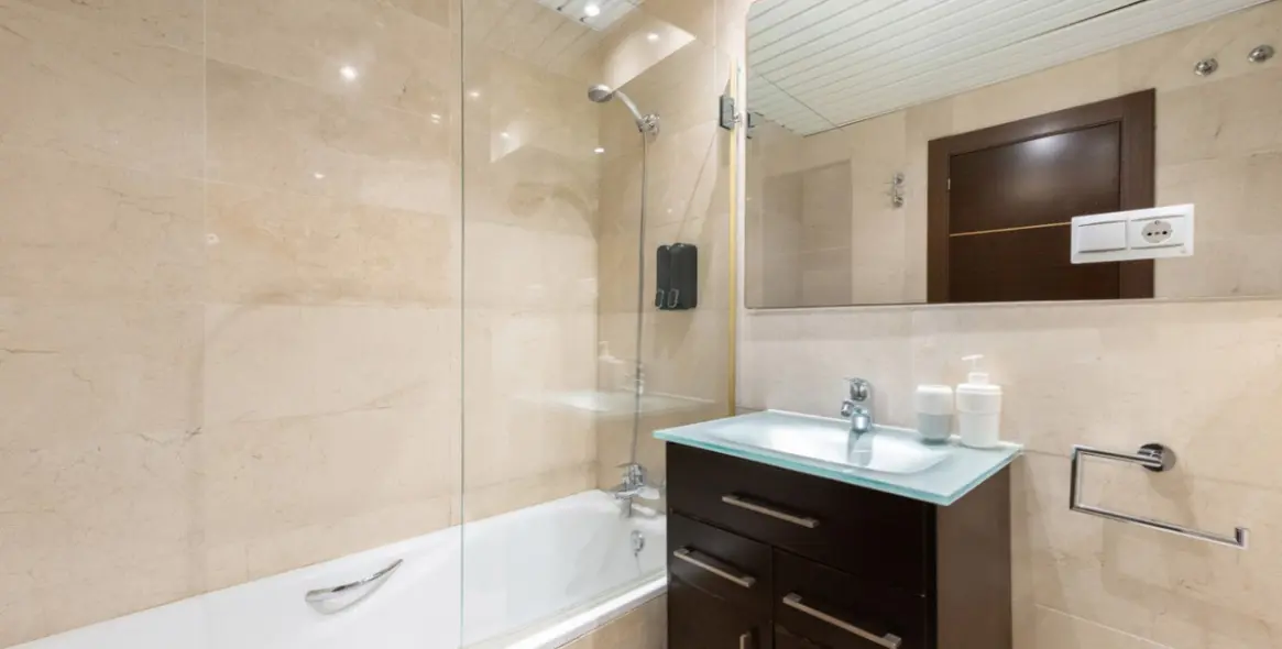 Sale of middle floor apartment in Málaga 16