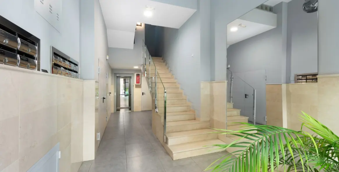 Sale of middle floor apartment in Málaga 19