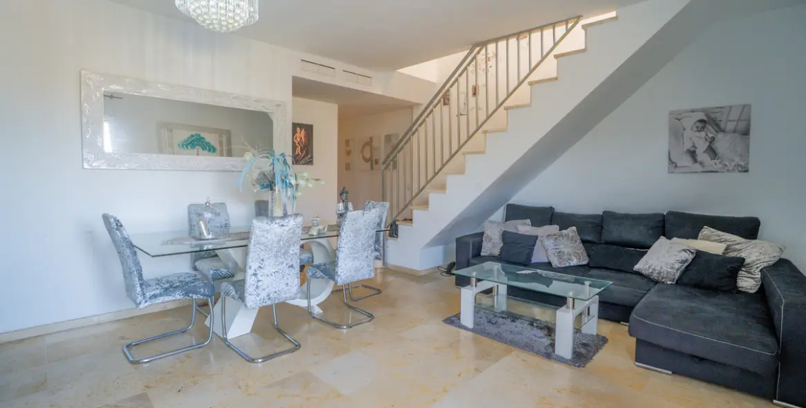 Sale of penthouse duplex in Estepona 2