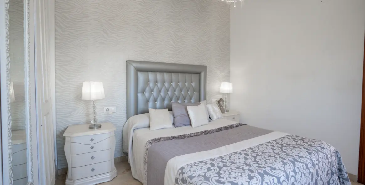 Sale of penthouse duplex in Estepona 10