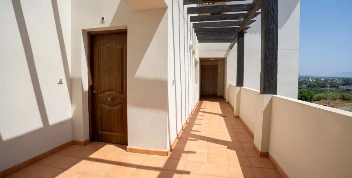 Sale of penthouse duplex in Estepona 14