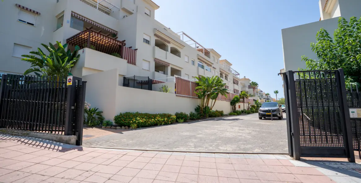 Sale of penthouse duplex in Estepona 15