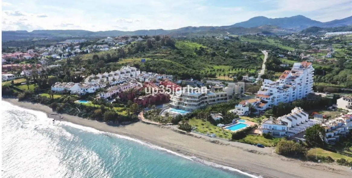Sale of middle floor apartment in Estepona (district Estepona) 1