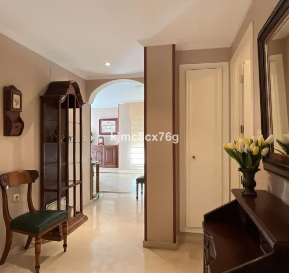 Продажа апартаментов на среднем этаже в Marbella