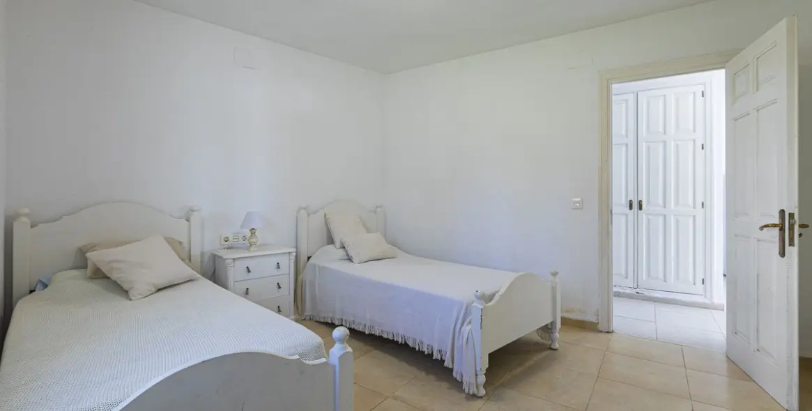 Sale of ground floor apartment in Calahonda 4