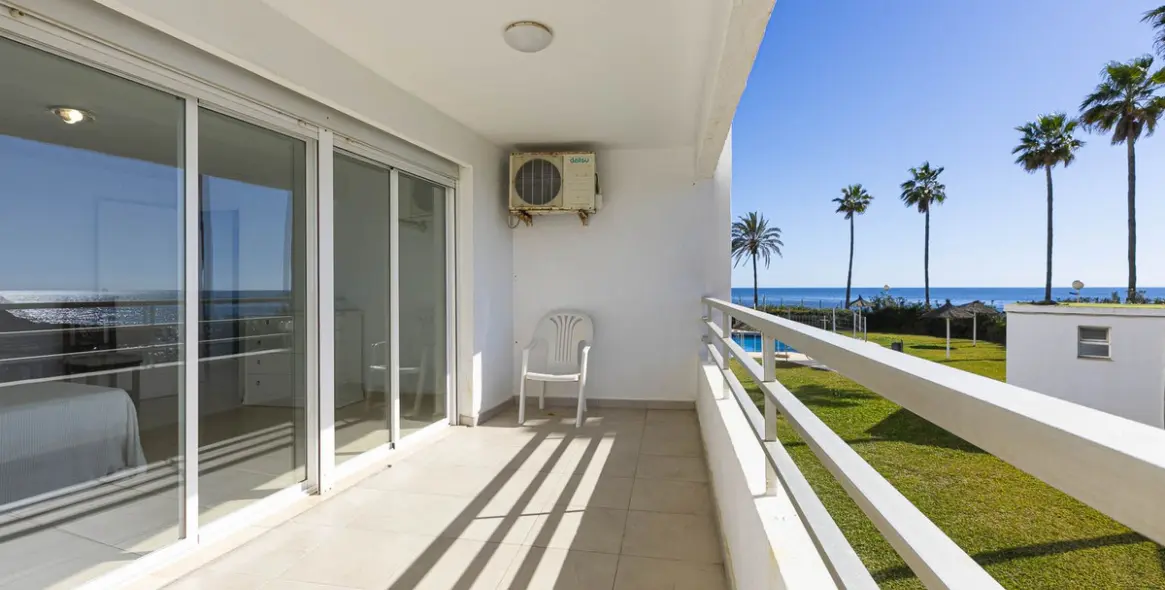 Sale of ground floor apartment in Calahonda 18