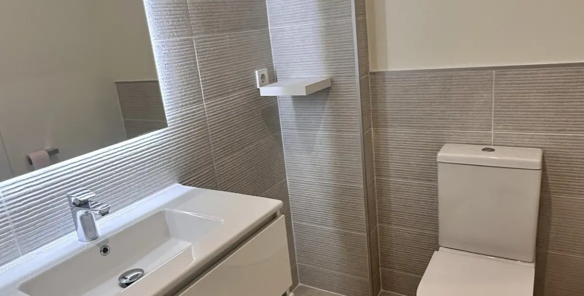 Venta de apartamento en planta media en Selwo 21