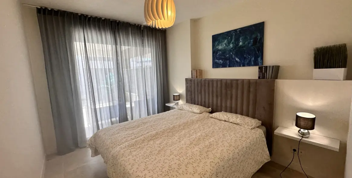 Venta de apartamento en planta media en Selwo 22