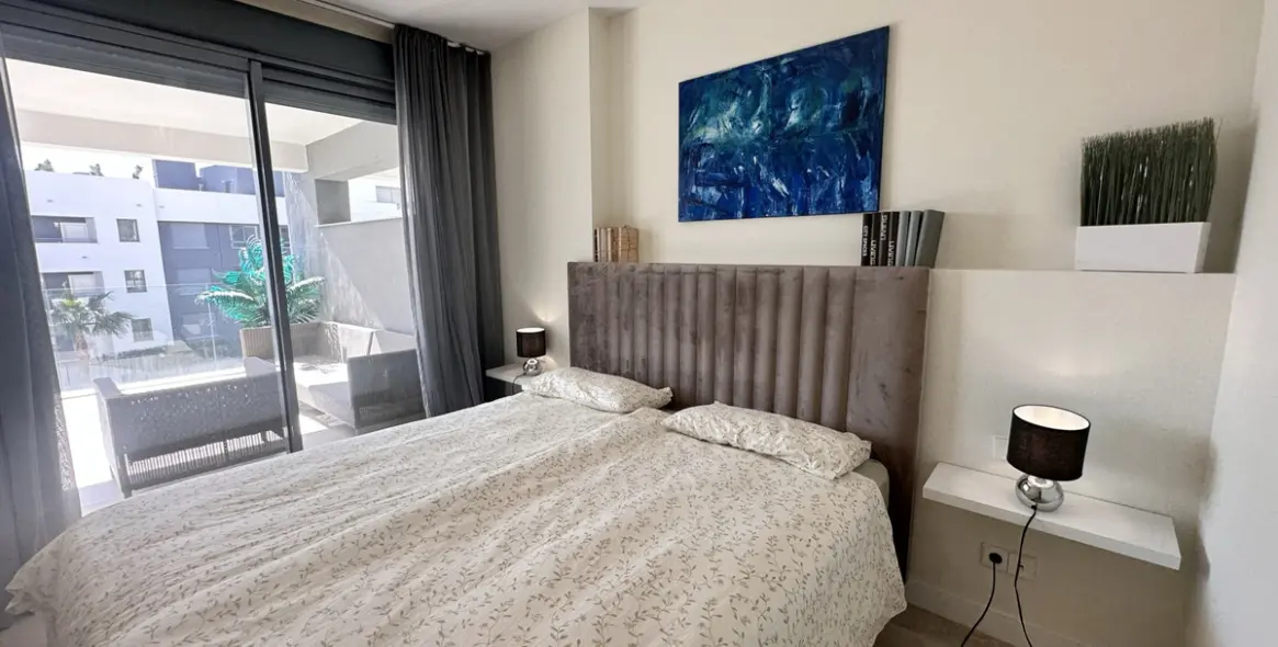 Venta de apartamento en planta media en Selwo 24