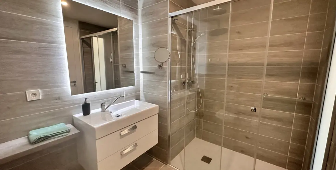 Venta de apartamento en planta media en Selwo 27