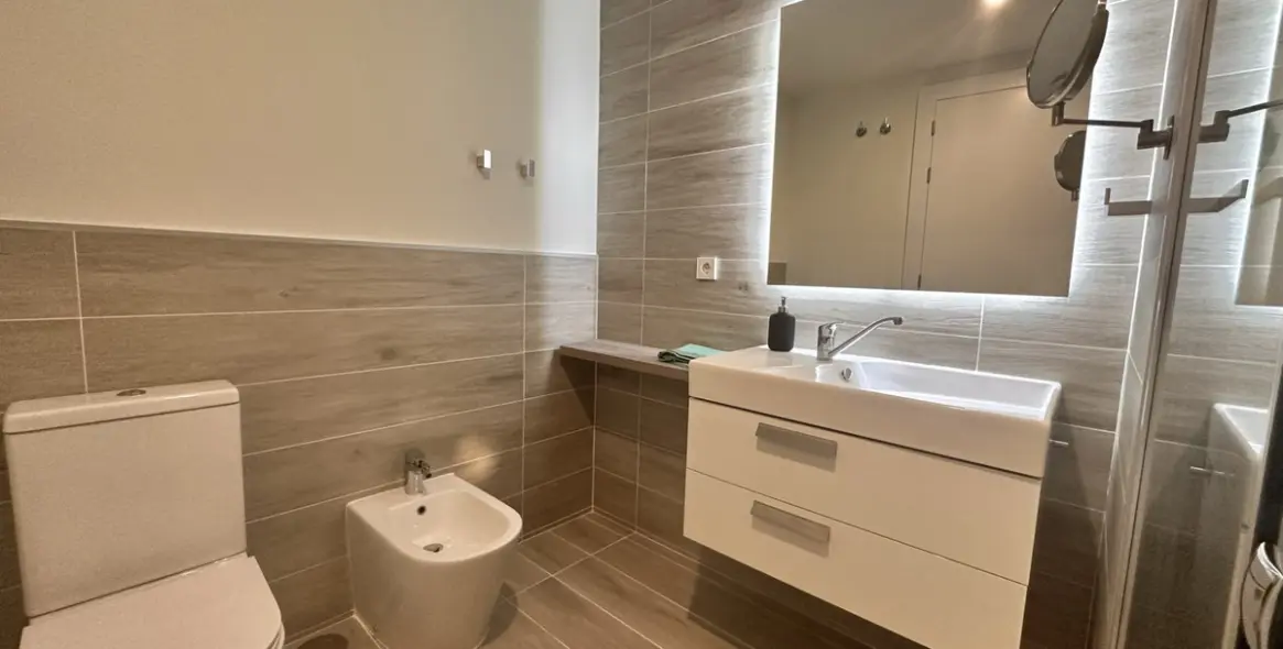 Venta de apartamento en planta media en Selwo 28