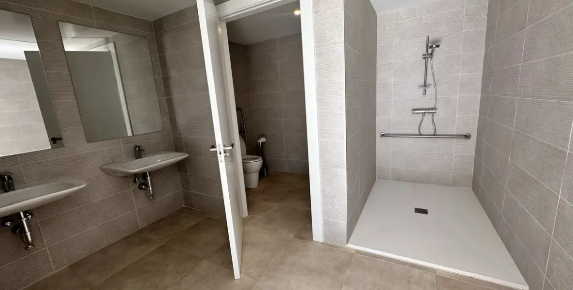 Venta de apartamento en planta media en Selwo 35