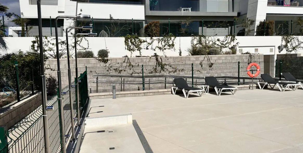 Venta de apartamento en planta media en Selwo 36