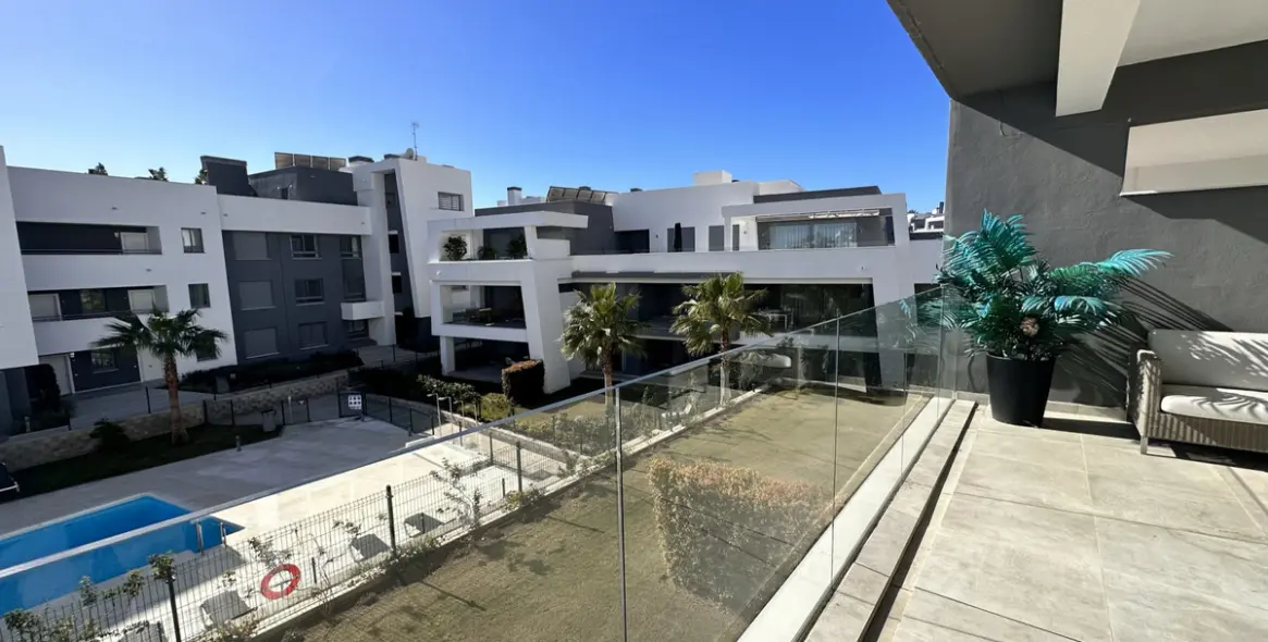 Venta de apartamento en planta media en Selwo 38