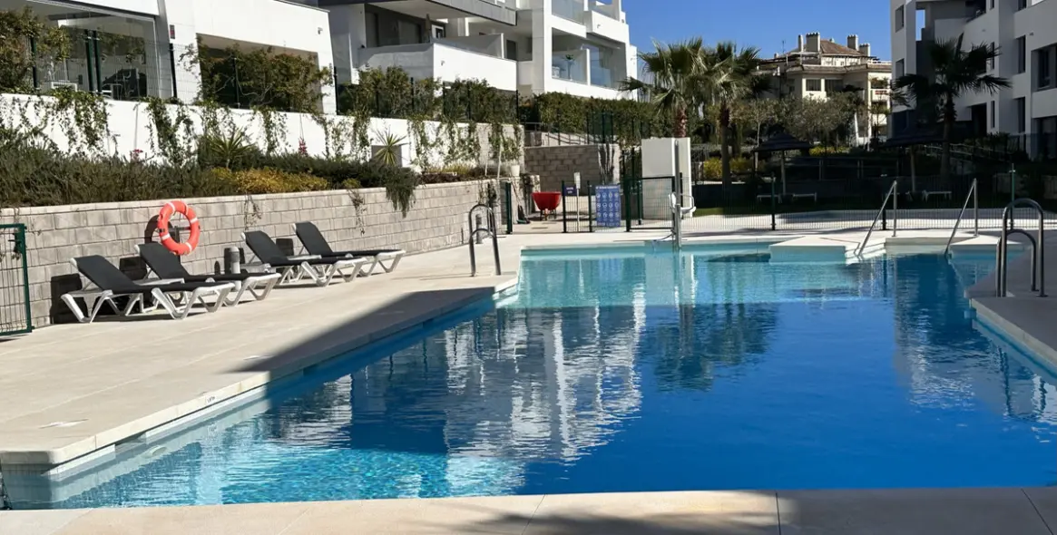 Venta de apartamento en planta media en Selwo 39