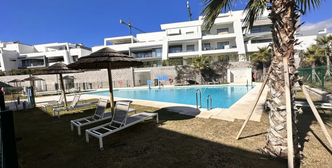 Venta de apartamento en planta media en Selwo 40