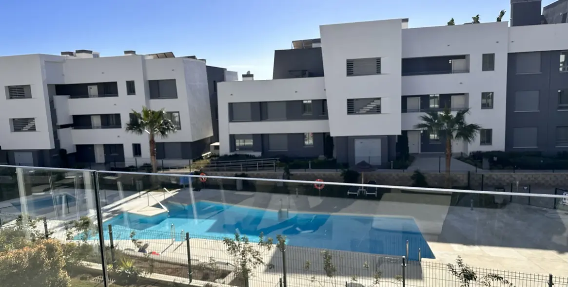 Venta de apartamento en planta media en Selwo 41