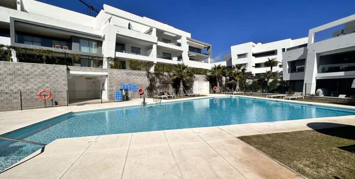 Venta de apartamento en planta media en Selwo 42