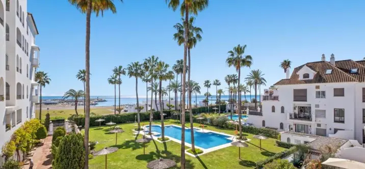 Sale of ground floor apartment in La Duquesa 0