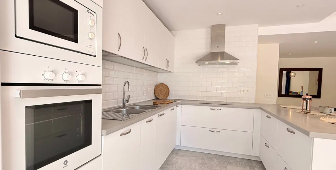 Sale of ground floor apartment in Puerto Banús 12