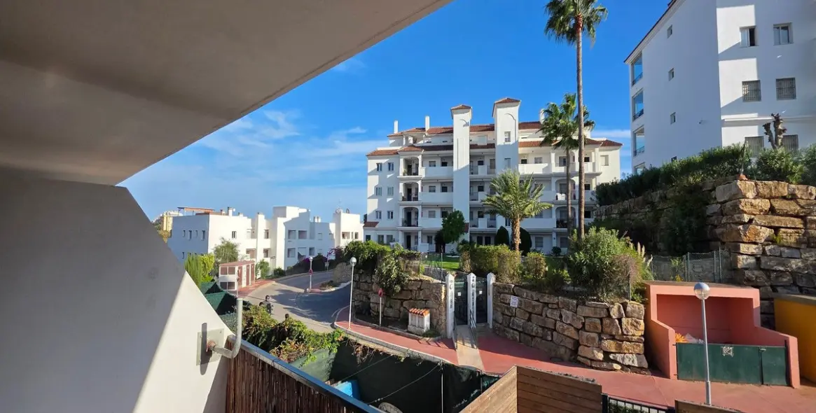 Sale of middle floor apartment in Riviera del Sol 12