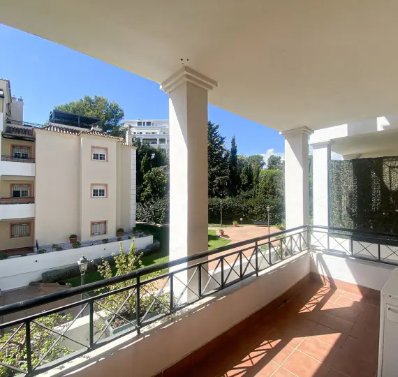 Продажа апартаментов на среднем этаже в Nueva Andalucía