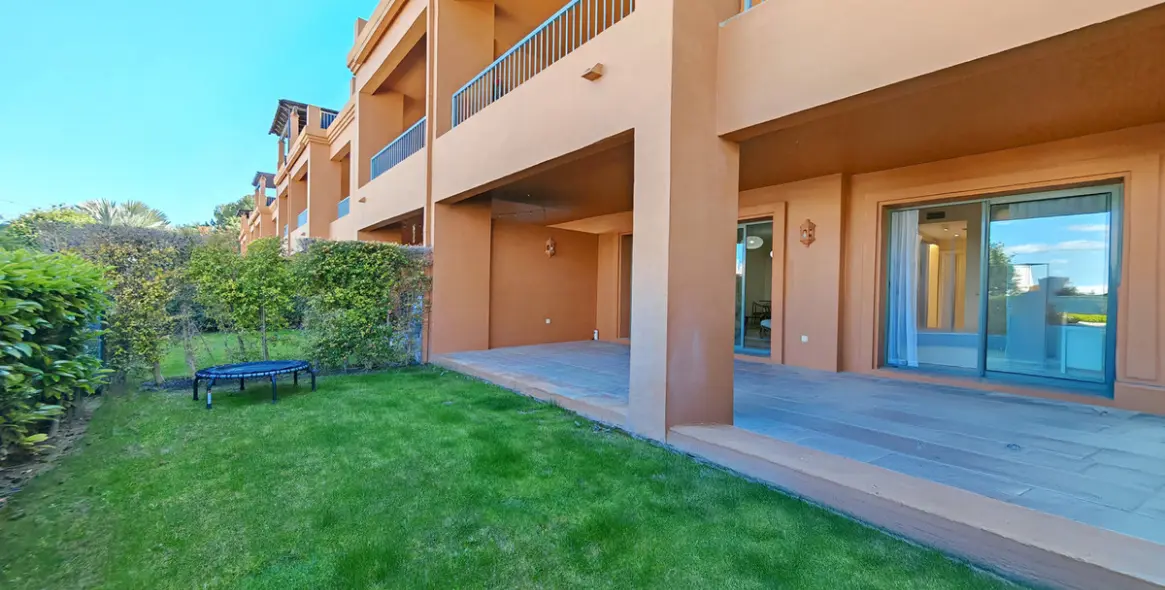 Sale of ground floor apartment in Estepona 11
