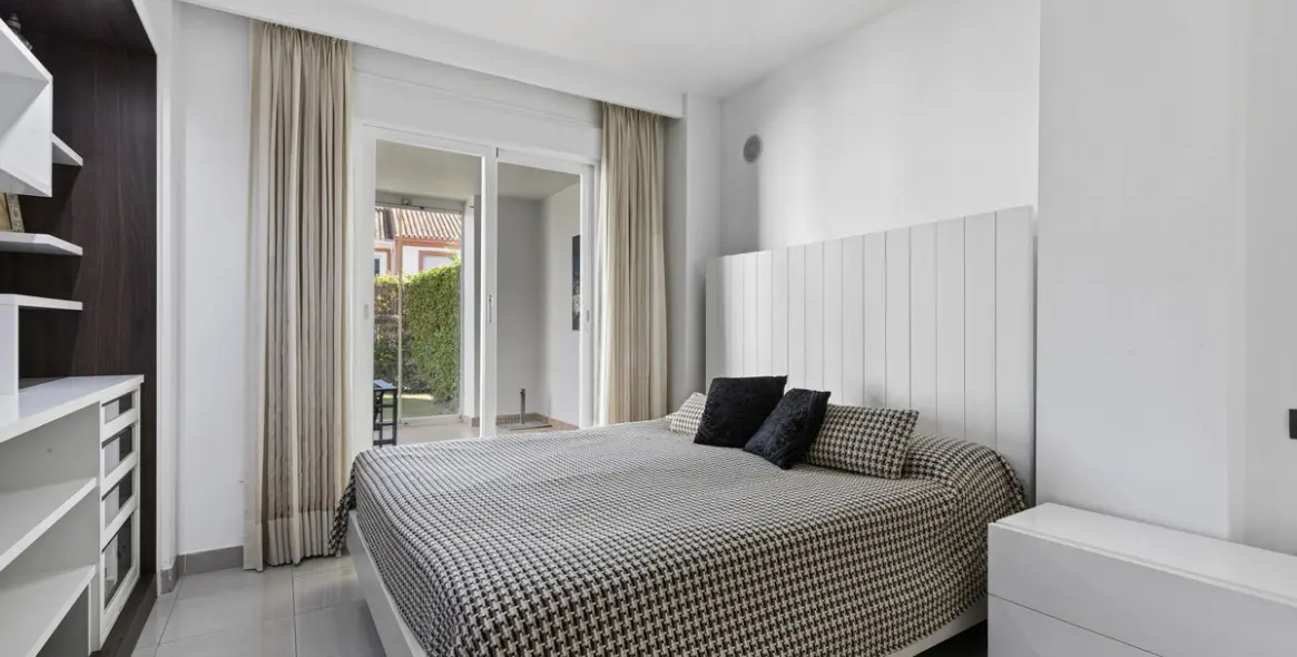 Sale of ground floor apartment in Estepona 15