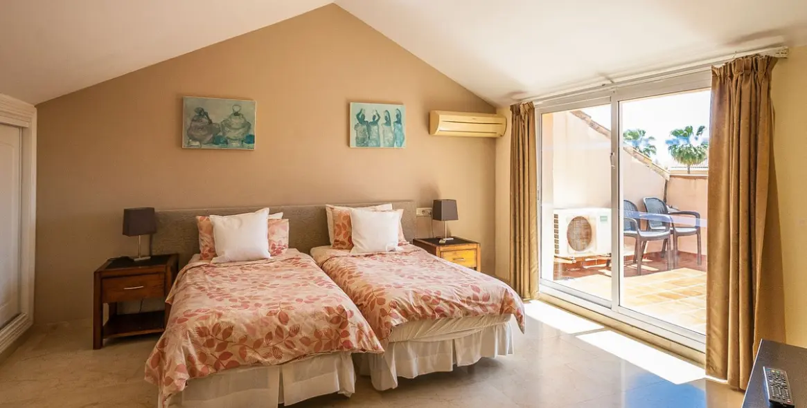 Sale of penthouse in Elviria 3