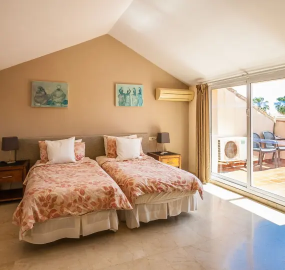 Sale of penthouse in Elviria