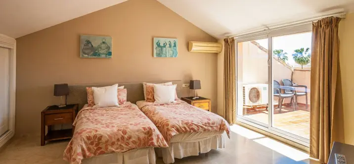 Sale of penthouse in Elviria 2