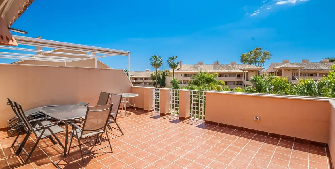 Sale of penthouse in Elviria 5