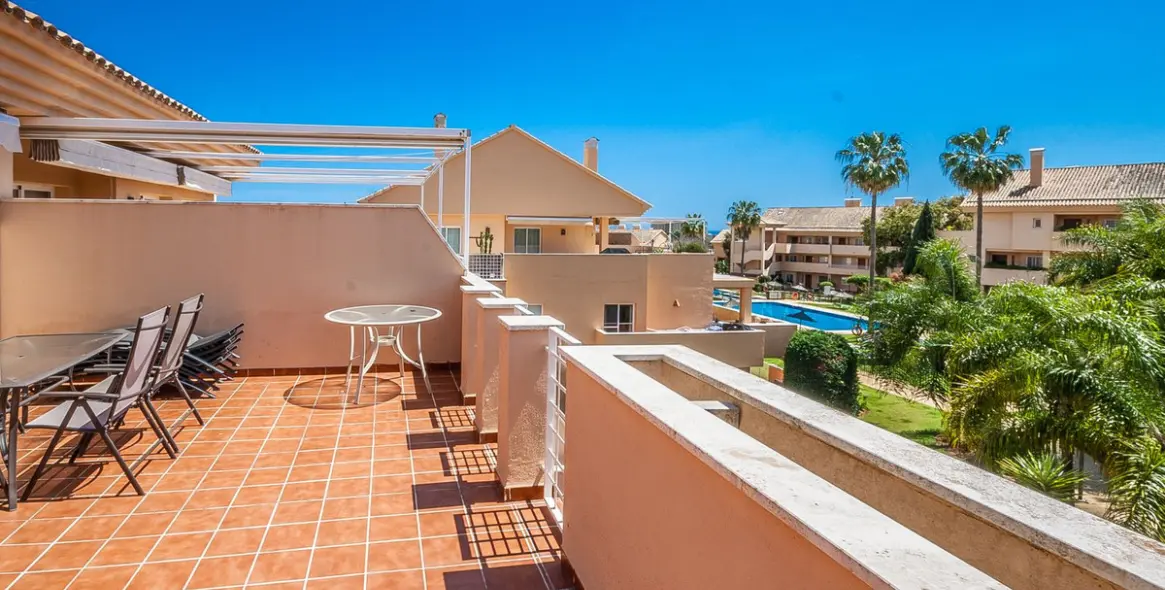 Sale of penthouse in Elviria 7