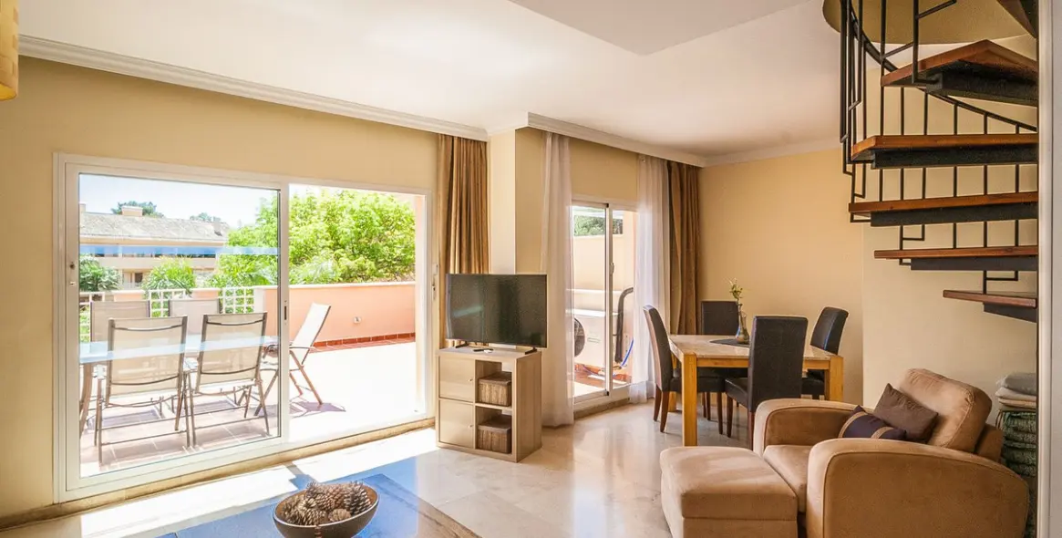 Sale of penthouse in Elviria 12