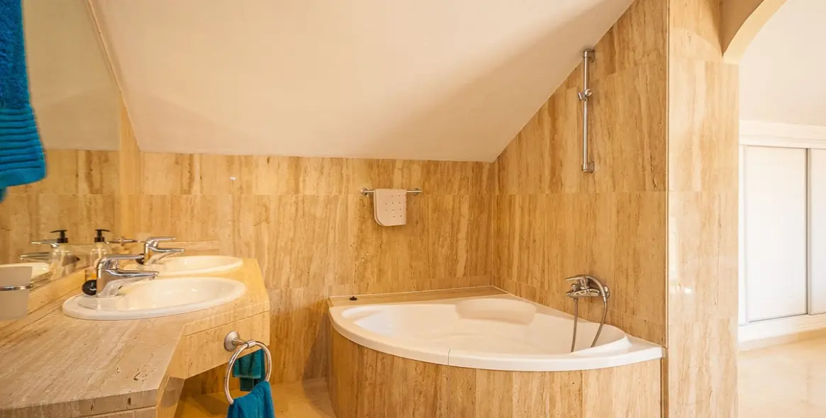 Sale of penthouse in Elviria 13