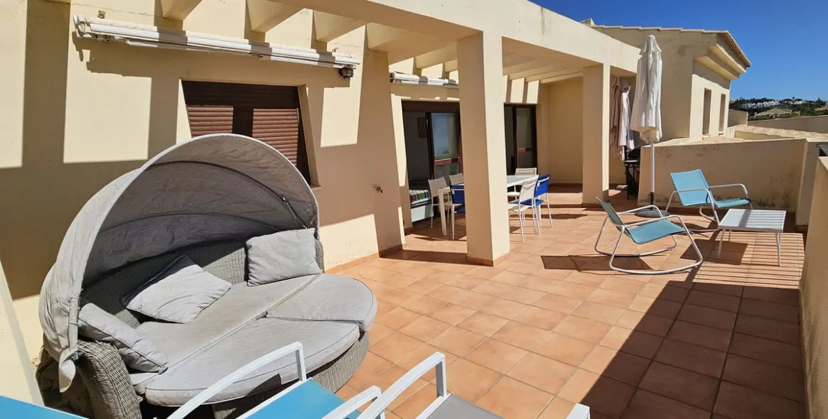 Sale of penthouse in Casares Playa 3