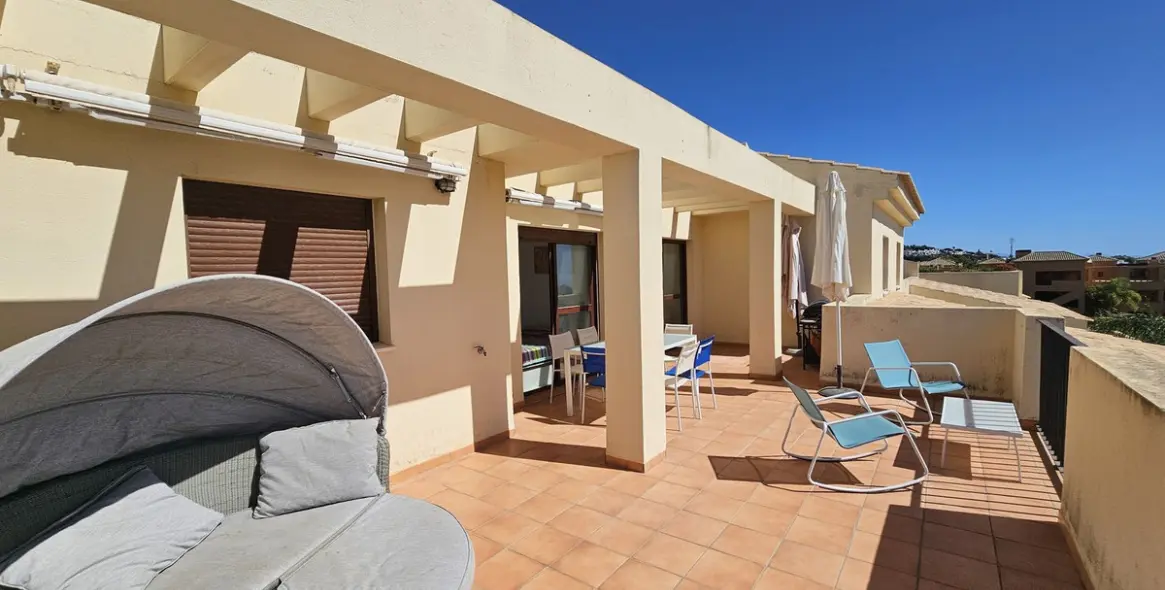Sale of penthouse in Casares Playa 15