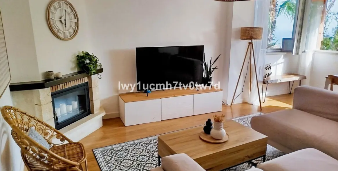 Sale of middle floor apartment in Rincón de la Victoria 2