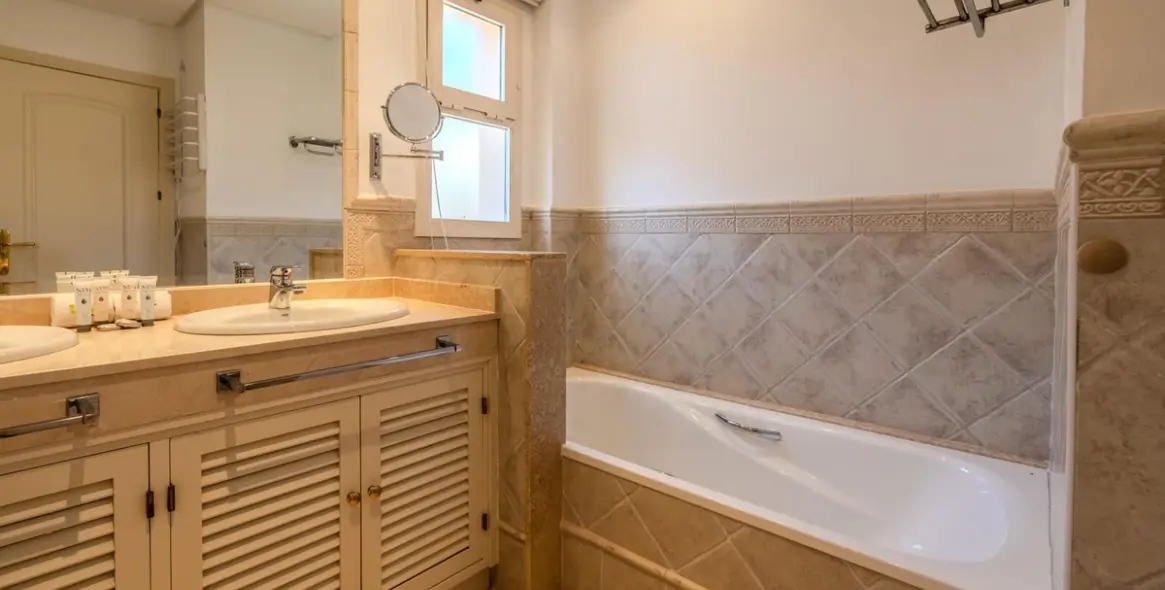 Sale of penthouse in La Mairena 17