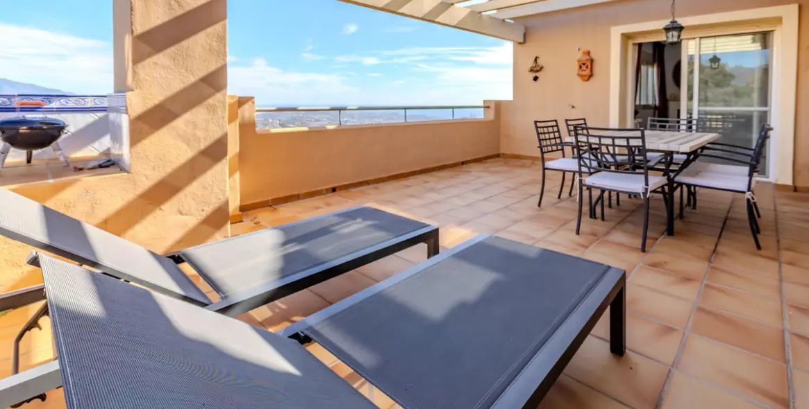 Sale of penthouse in La Mairena 24