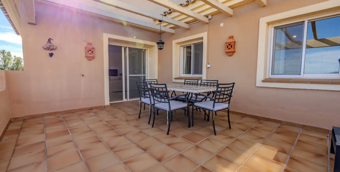Sale of penthouse in La Mairena 25