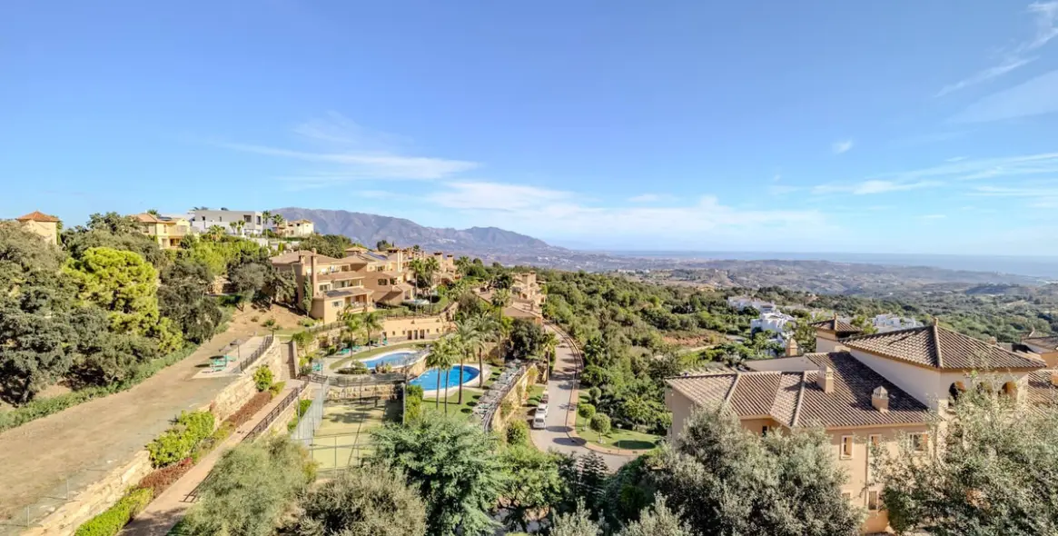 Sale of penthouse in La Mairena 26