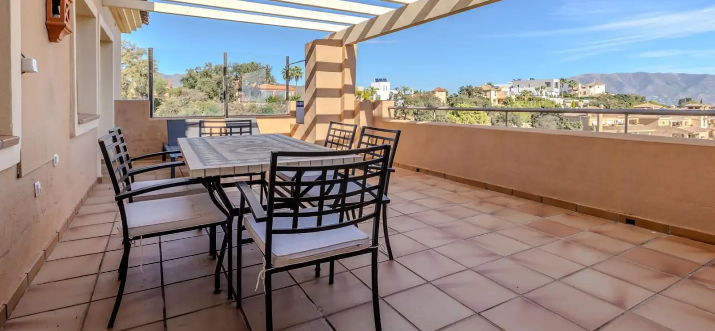 Sale of penthouse in La Mairena 2